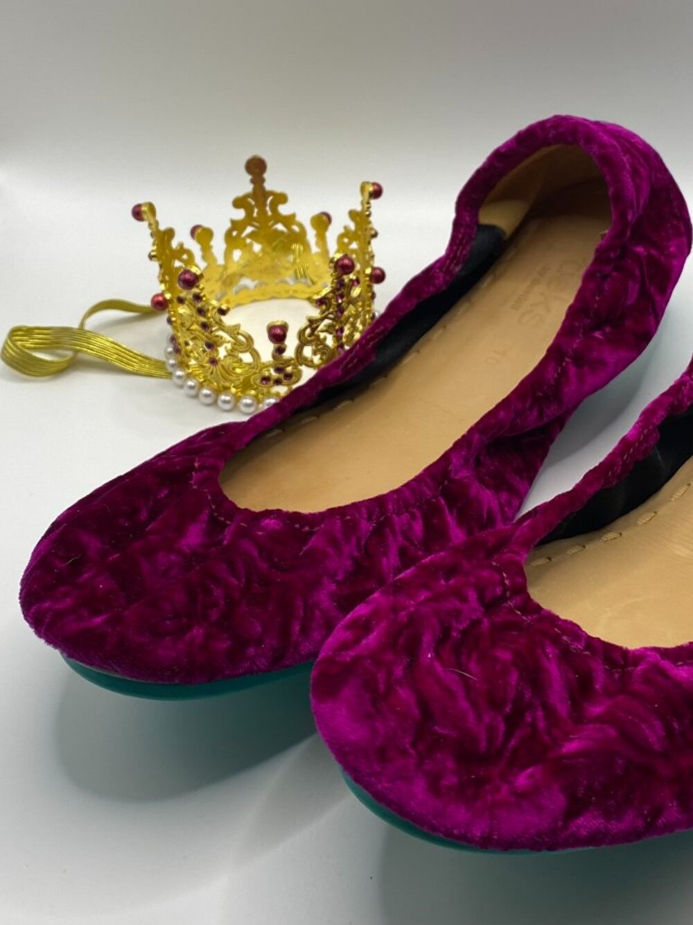 Unworn Tieks Tyrian LIMITED RELEASE Magenta Silk Velvet Flats Size 10 with Crown